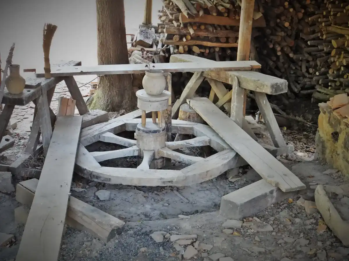 Reconstructie van een middeleeuws pottenbakkerswiel in Guédelon